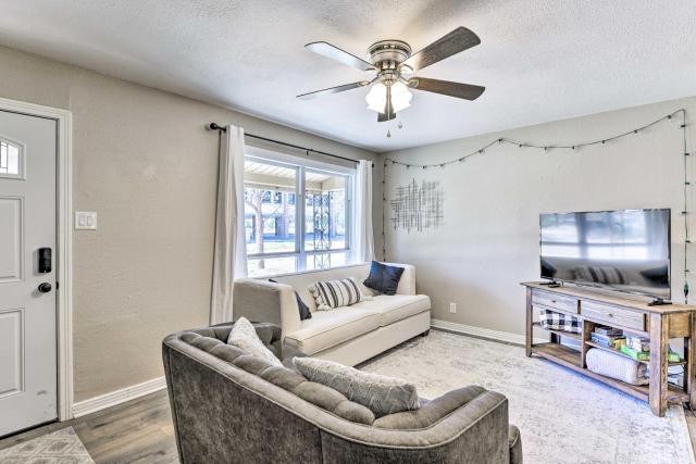 1 Mi to AT&T Stadium: Downtown Arlington Home