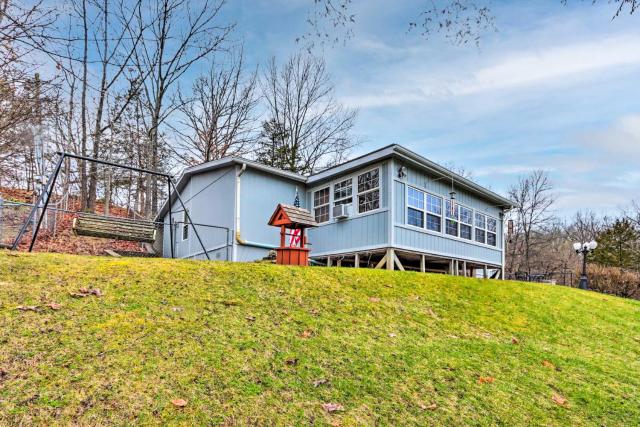 8 Mi to Beach: Lake-View Haven in Linn Creek!