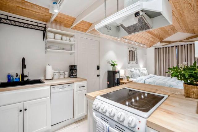 Historic Heights Rustic Urban Tiny Cabin