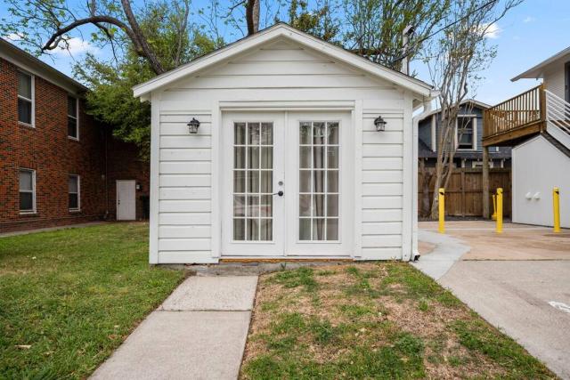 Historic Heights Rustic Urban Tiny Cabin