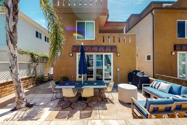 Walk to Mission Beach: Centrally Located Townhome