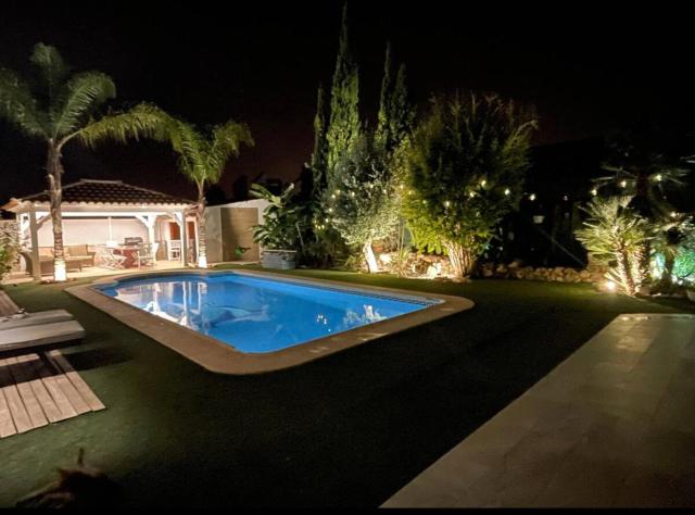 1 Habitación Grande con baño privado frente a la piscina, No es la casa completa,1cama king size
