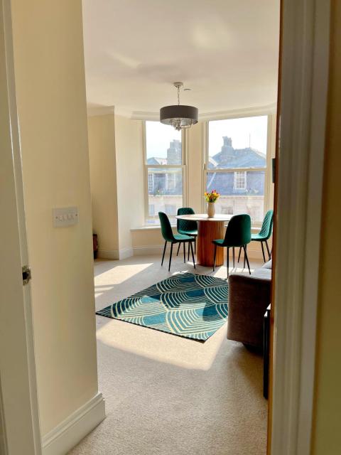 Beautiful chic apartment, lift, views & parking