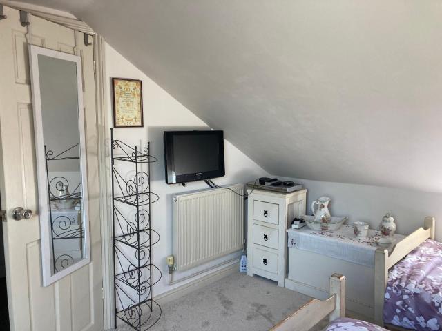 Cosy twin room with private bathroom