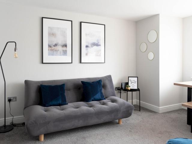 Lovely, comfortable 2-bed Braehead - free parking - Pass the Keys
