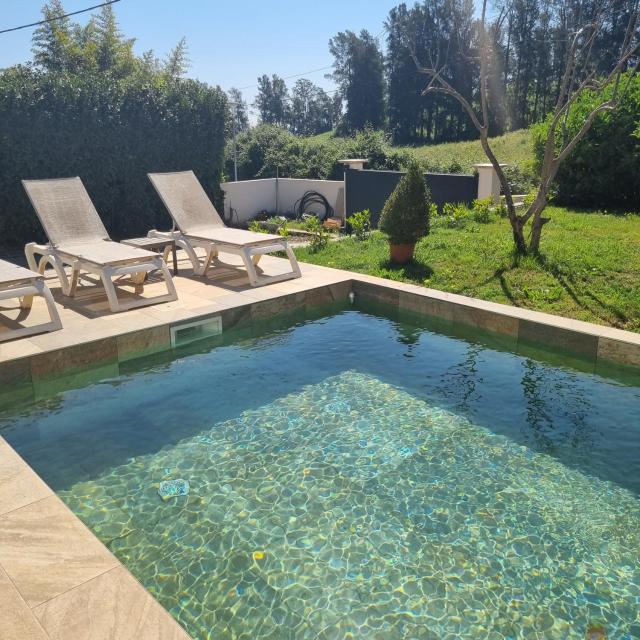 Rez de villa avec piscine privée, wifi, jardin clôturé