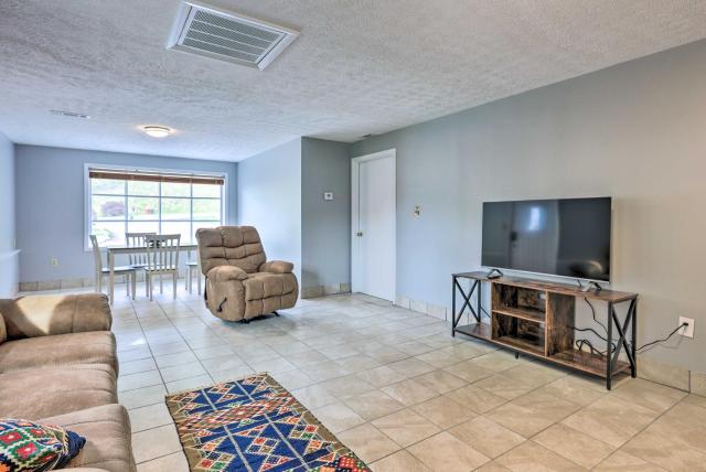 'Loretta' Sun-Kissed Apt on Country Music Hwy