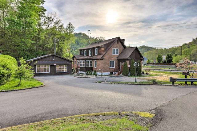 'Lynn' Dog-Friendly Abode w/ Mountain Views!