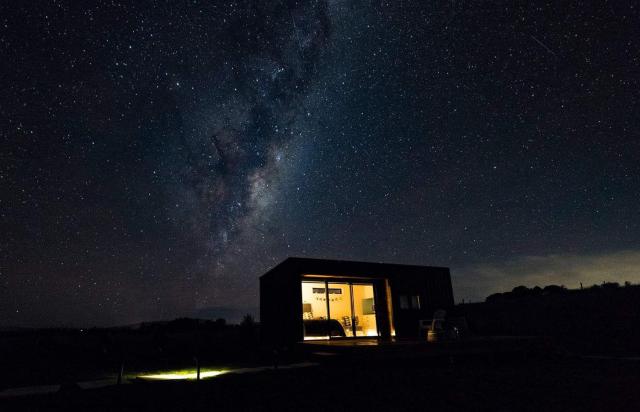 Romantic vineyard getaway on Wine Estate, with wine tasting, hot tub and amazing views