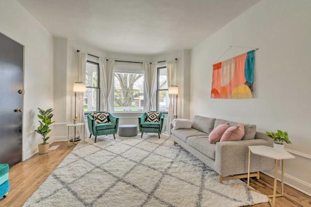 Spacious Oak Park Home, 11 Mi to Downtown Chicago!