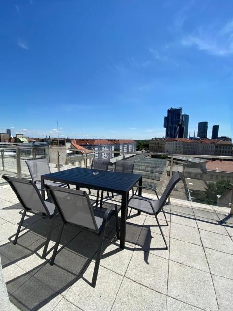 Rooftop Apartment for 6, Air Conditioning, Rooftop Terrace, by Metro