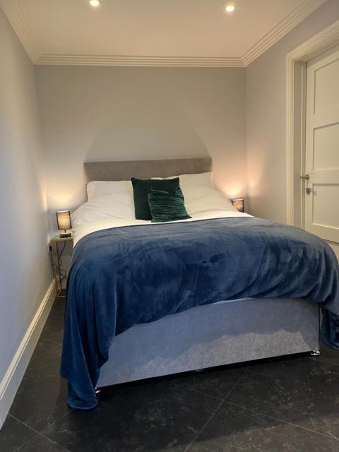 Thistle Lodge - Quiet Garden lodge with off road parking