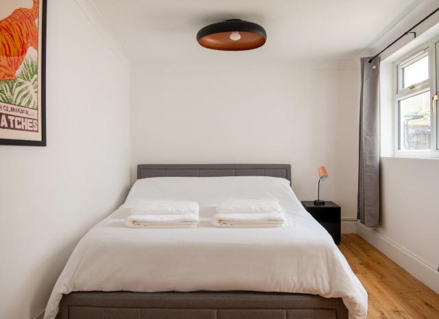 Stylish Apartment 5 minutes from Station w Garden