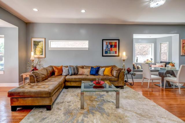 Spacious 5-BR House near Transit w Parking