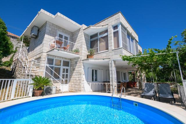 Apartment MARIO - veliki stan za odmor - terasa- vrt - bazen - pogled more, izoliran