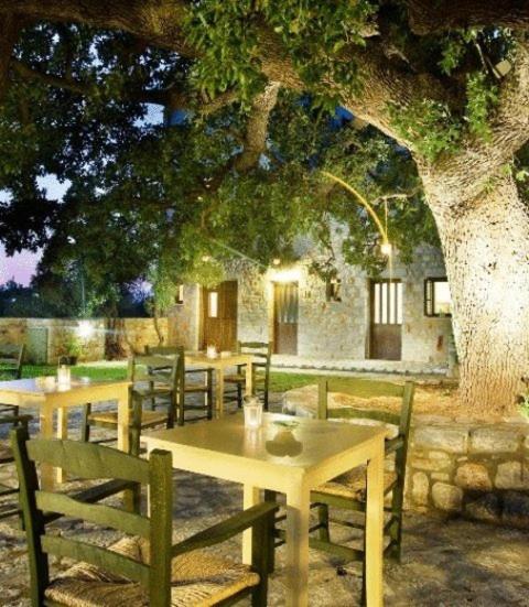 Vlyhada Guesthouse