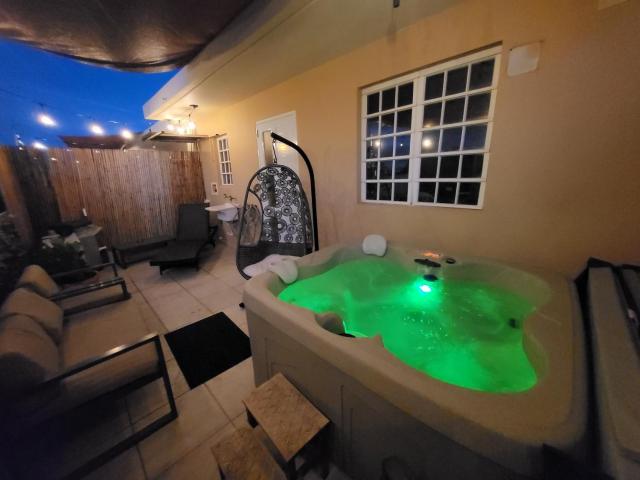 Private Jacuzzi Oasis with Mountain Views and FREE Parking