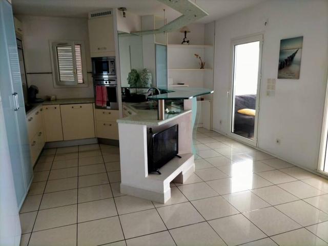 Bel appartement avec piscine, face à la mer