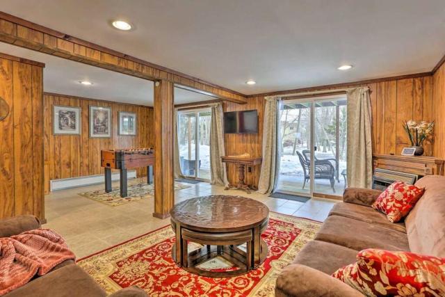 Peaceful Pocono Lakefront, beach, pools, firepit, pets