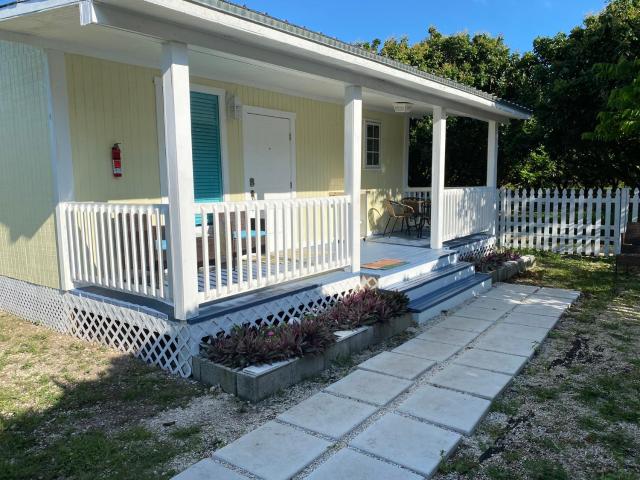 Garden Cottage Near Miami, Everglades & Florida Keys