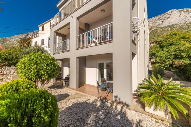 Apartments by the sea Brist, Makarska - 11078