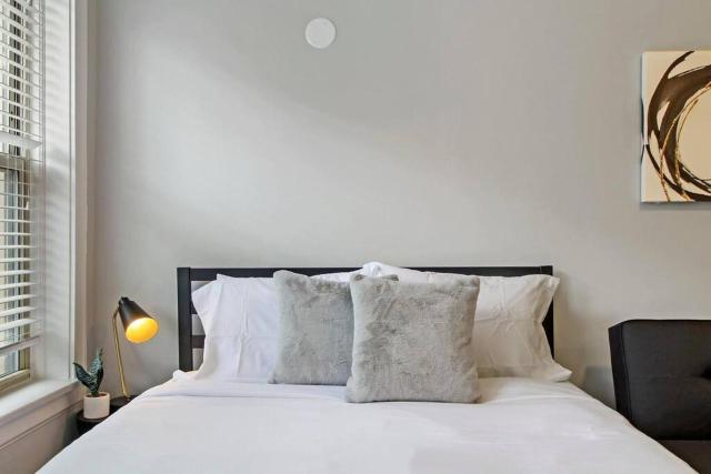 Stylish Studio Apartment in Portage Park - Pensacola 2N