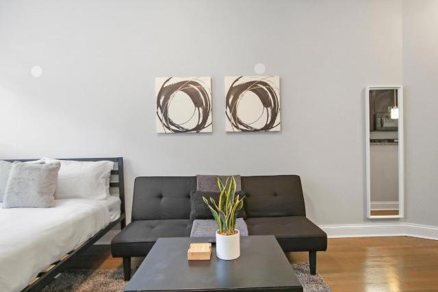 Stylish Studio Apartment in Portage Park - Pensacola 2N