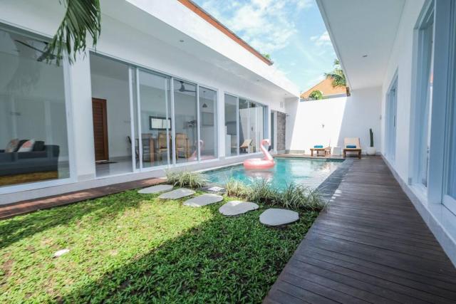 Villa Akmali Seminyak Drupadi 2 Bedrooms w/Pool 5mins to Beach