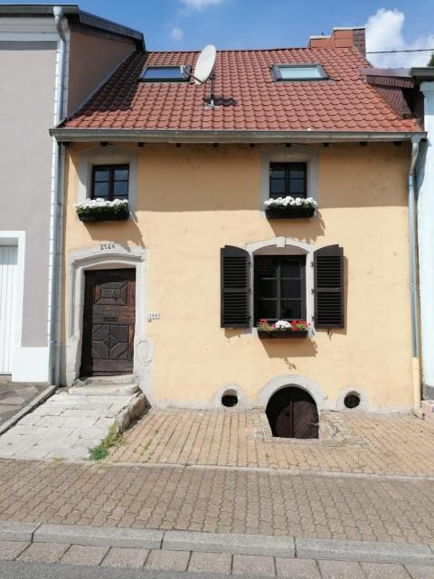 Fereinwohnnung, Ferienhaus, Bauernhaus - 2 kostelnlose Parkplätze - Wifi - schöner Innenhof - 5min bis Saarlouis Innenstadt