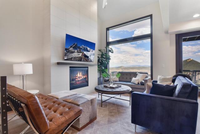Walk to Skiing at Frostwood Gondola, Luxury Townhome on Golf Course, Private Hot Tub, Mountain Views