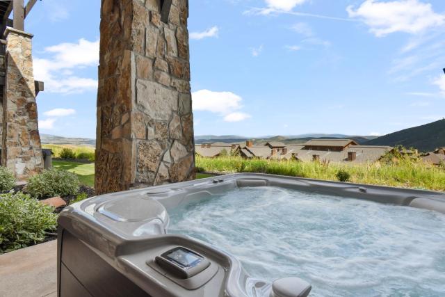 Walk to Skiing at Frostwood Gondola, Luxury Townhome on Golf Course, Private Hot Tub, Mountain Views