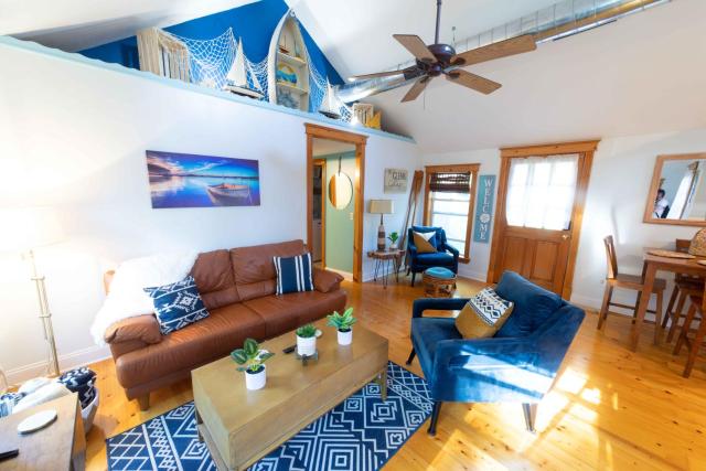 The charming Glenn Cottage! Walk to Lake Michigan!