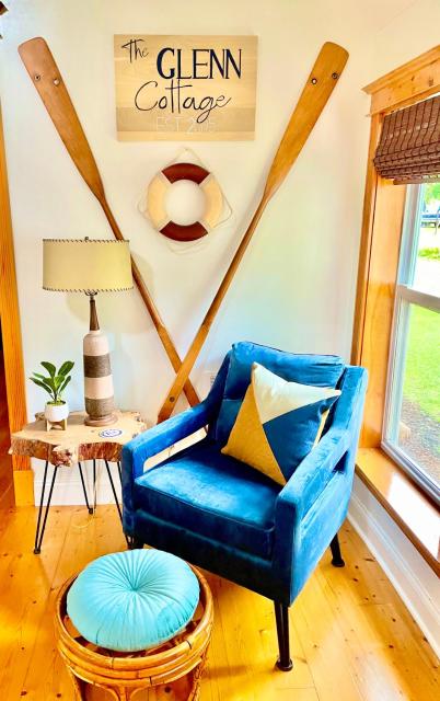 The charming Glenn Cottage! Walk to Lake Michigan!