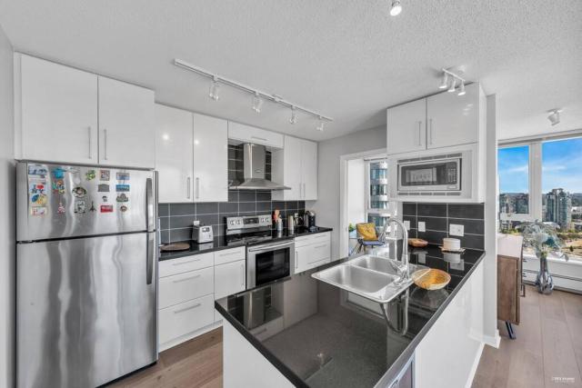 Spacious DT 2-BDR High-rise with view, pool, gym