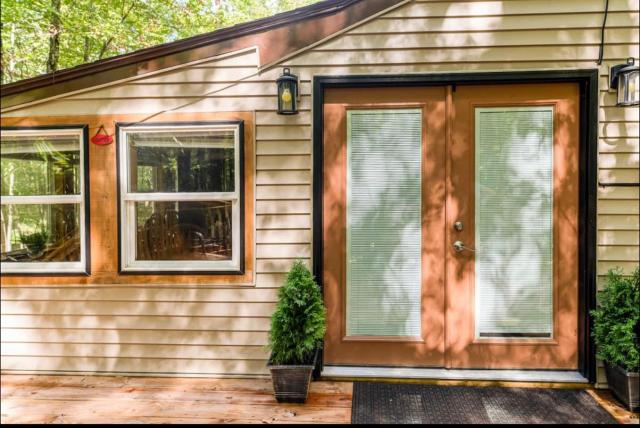 The Nook Lodge - cabin with hot tub at Shawnee and Camelback Mtn