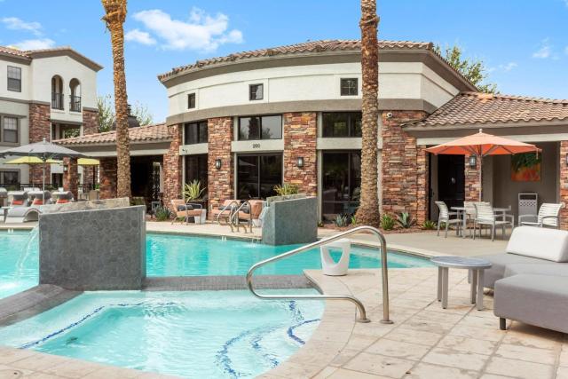 CozySuites Glendale by the stadium with pool 03