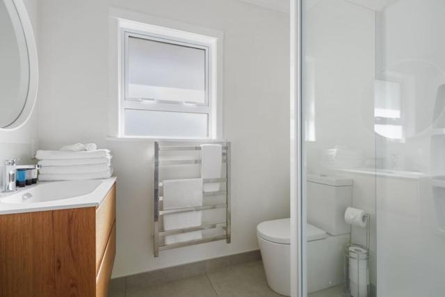 Renovated Takapuna 2BR Apt l Parking l Skytower