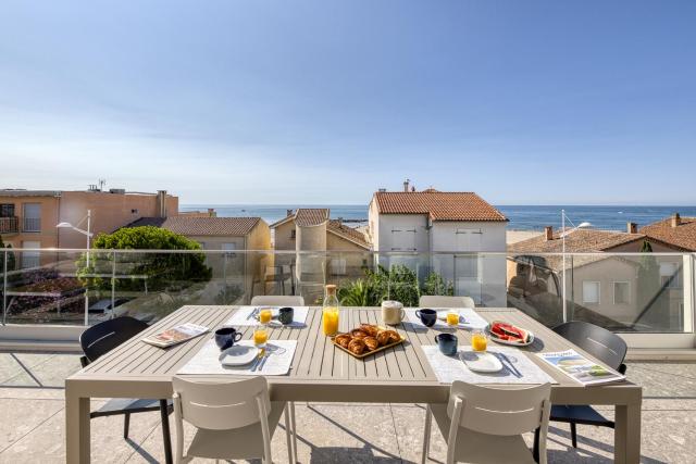 SOUTH-OF-FRANCE Magnifique T5 avec CLIM, terrasse 30 m2 vue sur mer et barbecue, parking, 40m de la plage