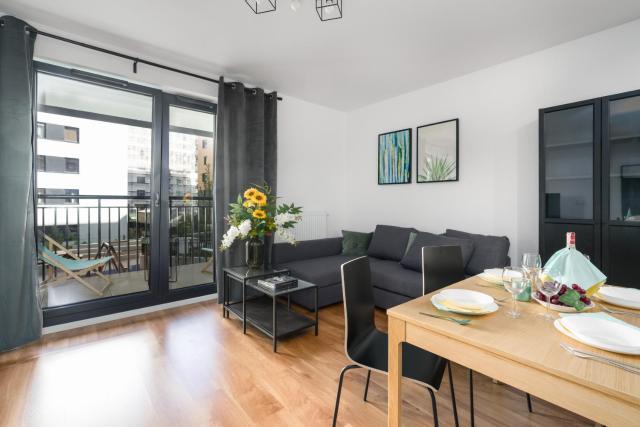 Stylish Apartment with Balcony at the MTP by Renters