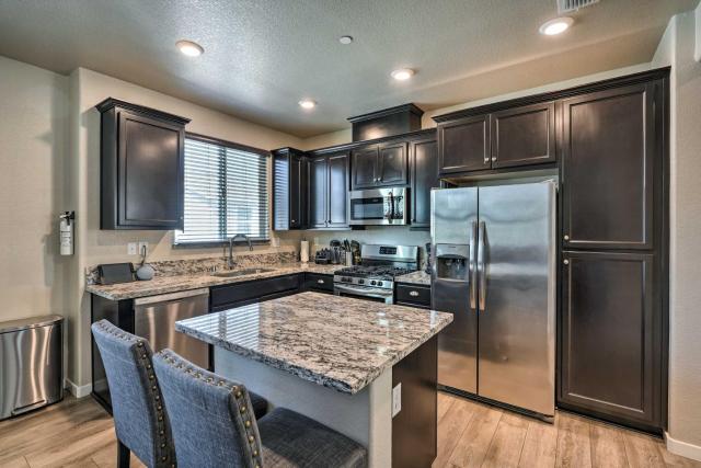 Pet-Friendly Elk Grove Retreat w/ Balcony!