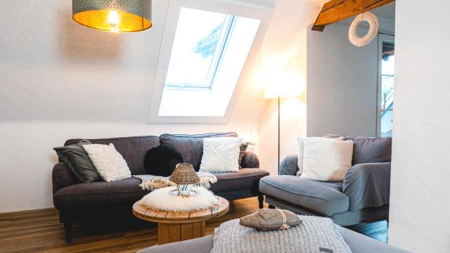 Dachwohnung mit Ofen und Freisitz
