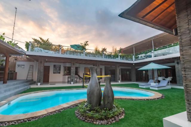 Luxury 5BR Villa with Private Pool & Rooftop Lounge