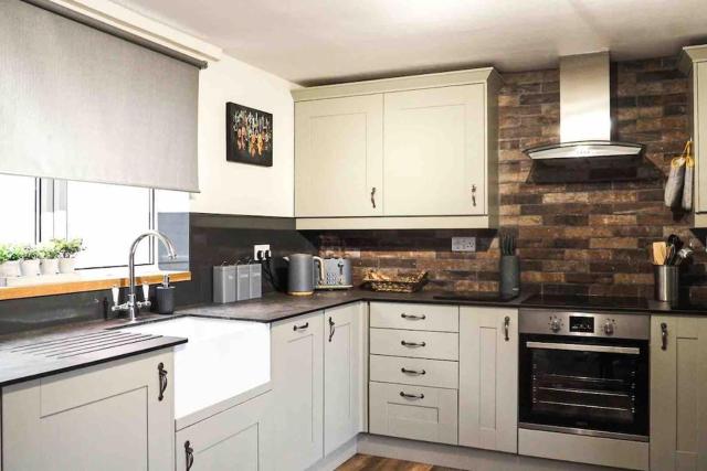 Large Cottage, Beach, Pubs Shops, Netflix, BBQ, Dog Friendly
