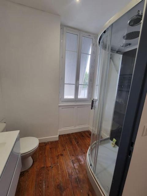 Appartement de Charme avec tomettes et Parquet climatisé