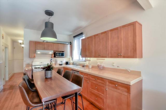 Light filled Condo 3 Bedrm with enclosed sunny backyard