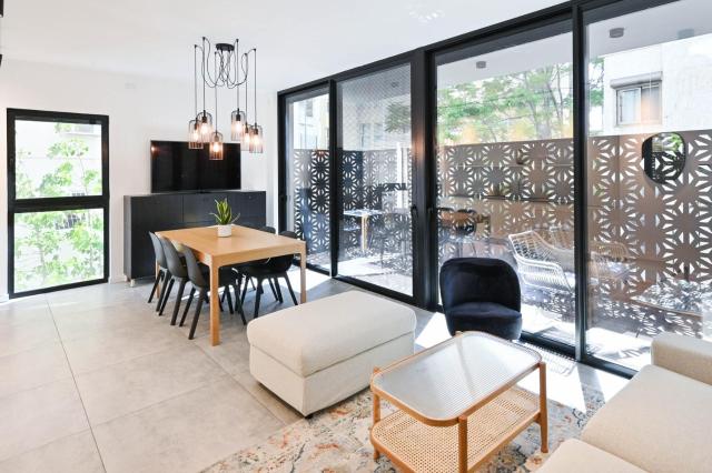 Black Style 1BR in Ben Yehuda by HolyGuest