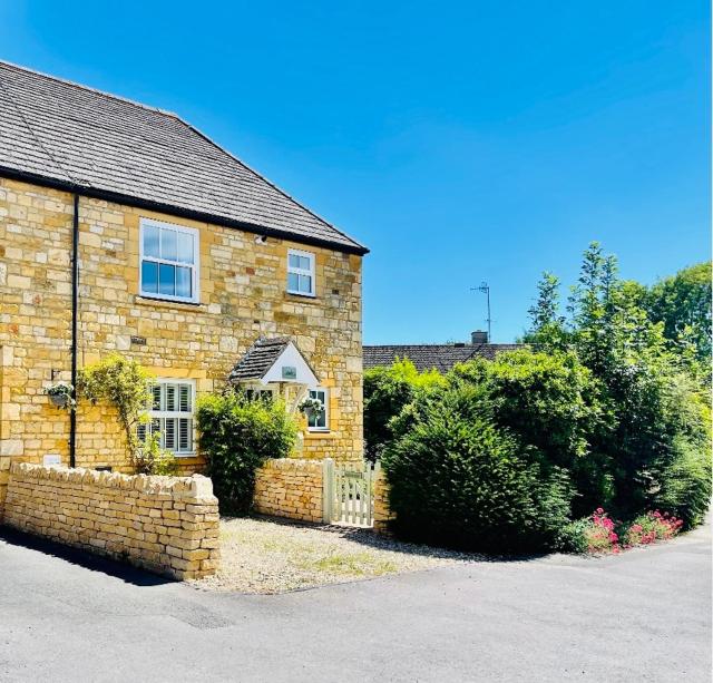 Cotswold Chic Retreats "Jacinabox" Central Chipping Campden-Parking-Garden