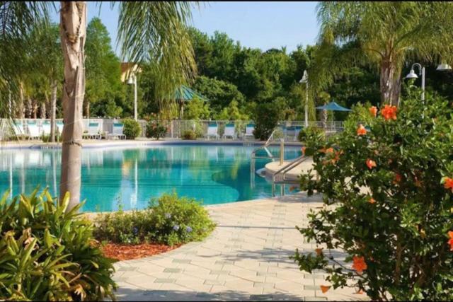 Lake view condo close to Disney