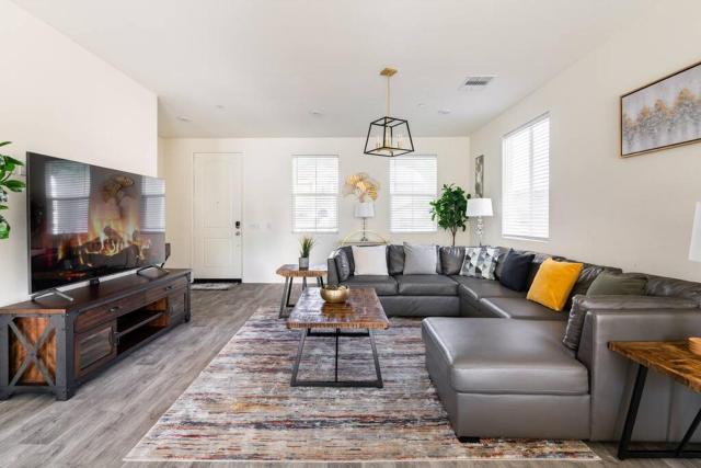 Spacious Modern Home in Sierra Lakes Fontana