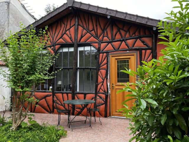Charming independent guest house - spacious studio with terrace and garden, 25 minutes from Paris